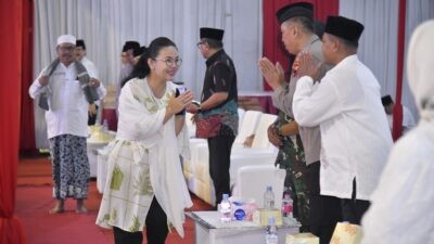 Wali Kota Semarang, Agustina Wilujeng Pramestuti saat menghadiri kegiatan Tarawih Keliling sekaligus Peringatan Nuzulul Qur’an Tingkat Kota Semarang Tahun 1446 Hijriah /2025 M di lapangan depan ex-Wonderia. (dok Pemkot Semarang)