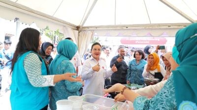 Wali Kota Semarang, Agustina Wilujeng Pramestuti sambangi stan Bazar Ramadan di Balaikota Semarang. (dok Pemkot Semarang)