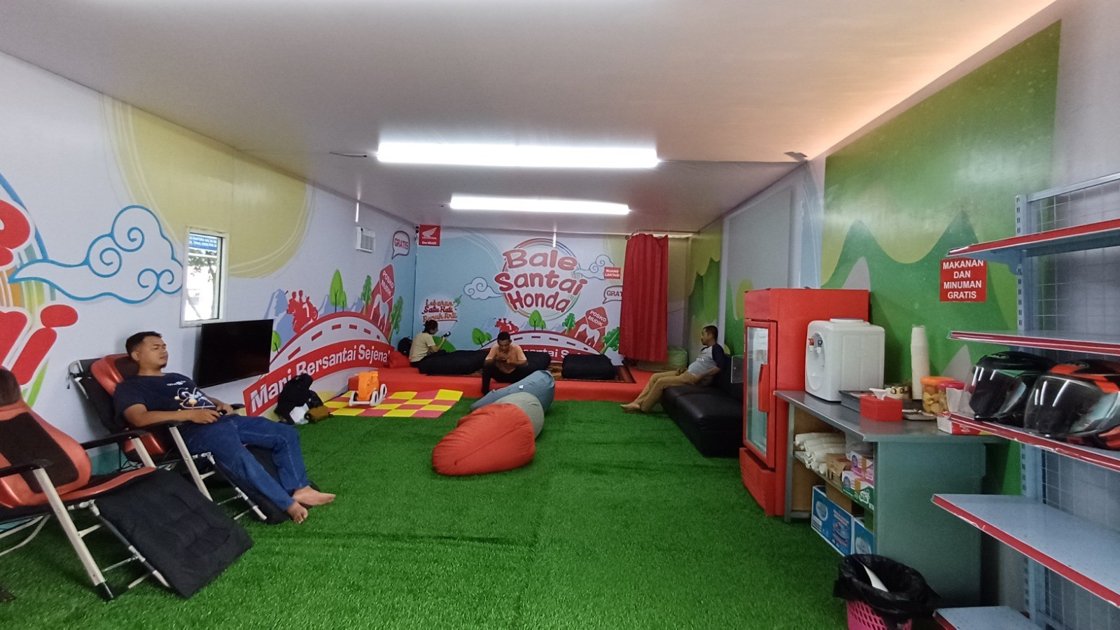 Honda bersama Astra Motor Jawa Tengah menyiapkan Bale Santai Honda dan AHASS Siaga di sejumlah jalur mudik Jateng guna mendukung perjalanan pemudik yang lebih nyaman. (dok Astra Motor Jawa Tengah)
