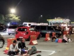 Pemudik Manfaatkan Bahu Jalan di GT Cikampek Utama untuk Sahur saat One Way