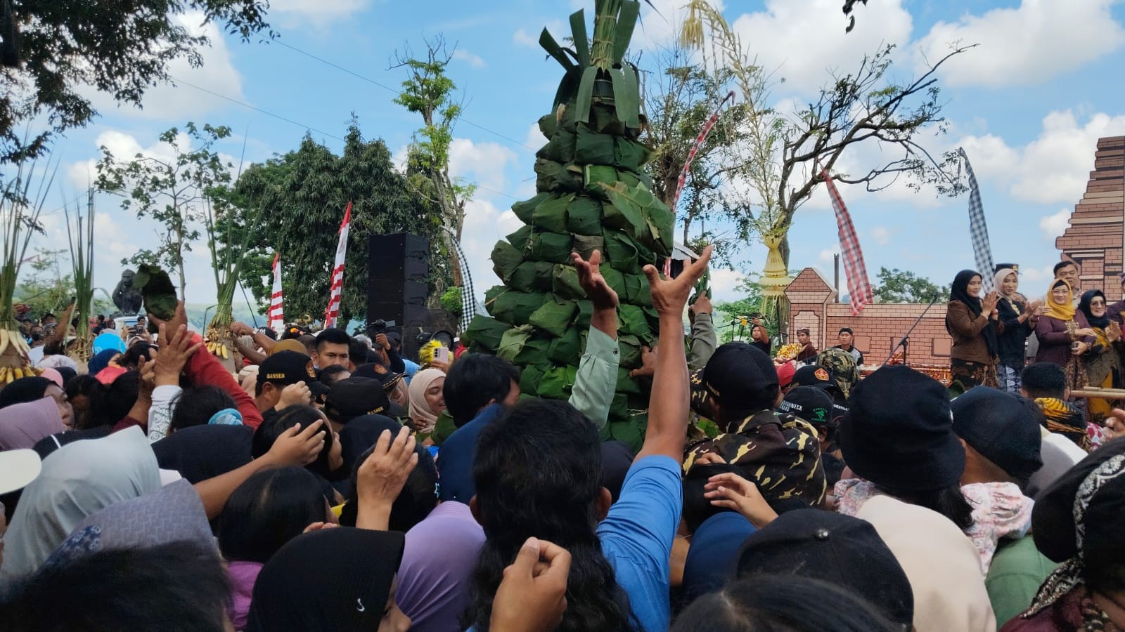 Sego Kethek jadi buruan warga dalam Tradisi Sesaji Rewanda. (dok Istimewa)