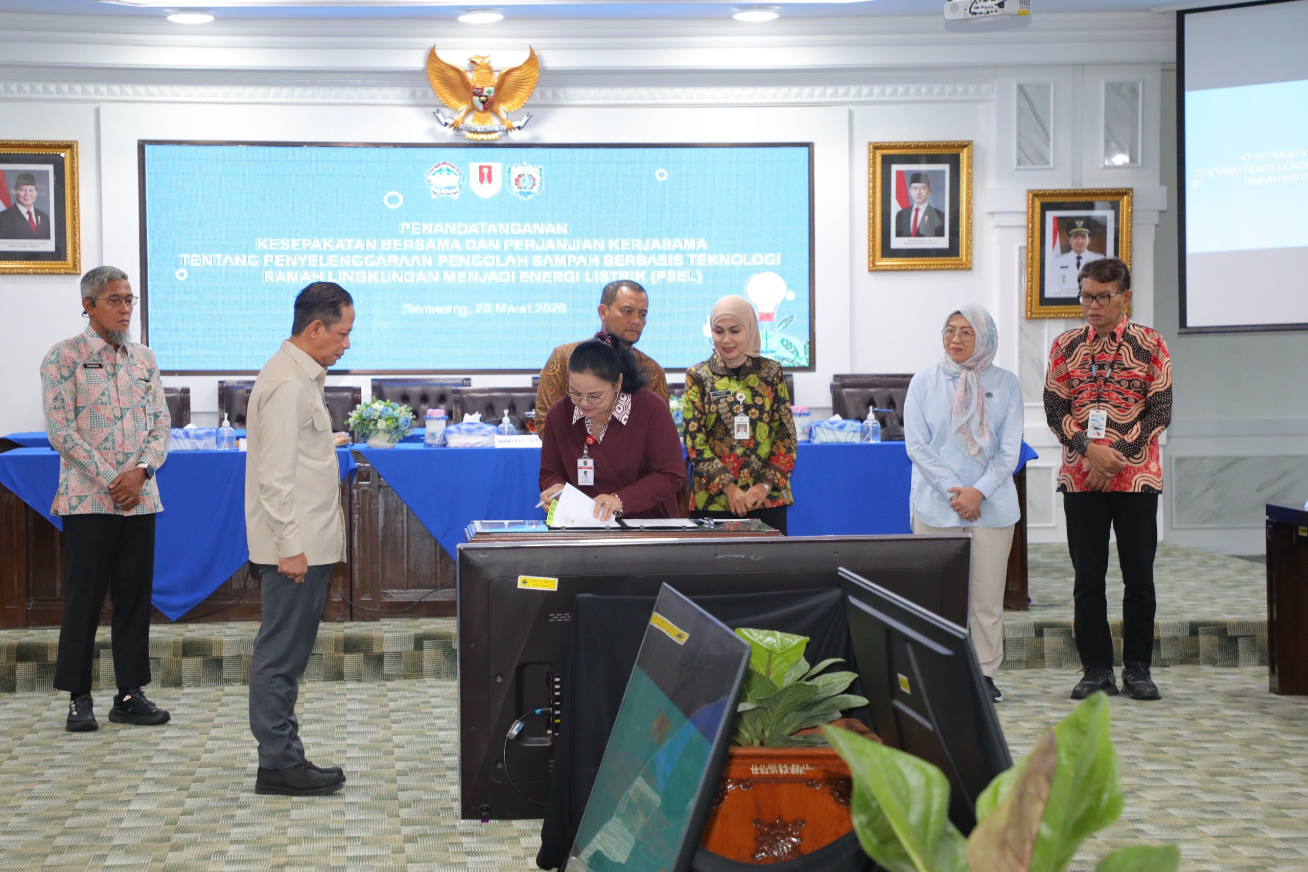 Wali Kota Semarang, Agustina Wilujeng Pramestuti menandatangani Perjanjian Kerja Sama Penyelenggaraan PSEL. (dok Pemkot Semarang)