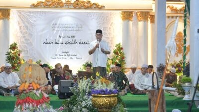 Wakil Wali Kota Semarang, Iswar Aminuddin saat menghadiri Haul ke-126 KH Sholeh Darat yang digelar di Masjid Kyai Haji Sholeh Darat, Semarang Utara. (dok Pemkot Semarang)