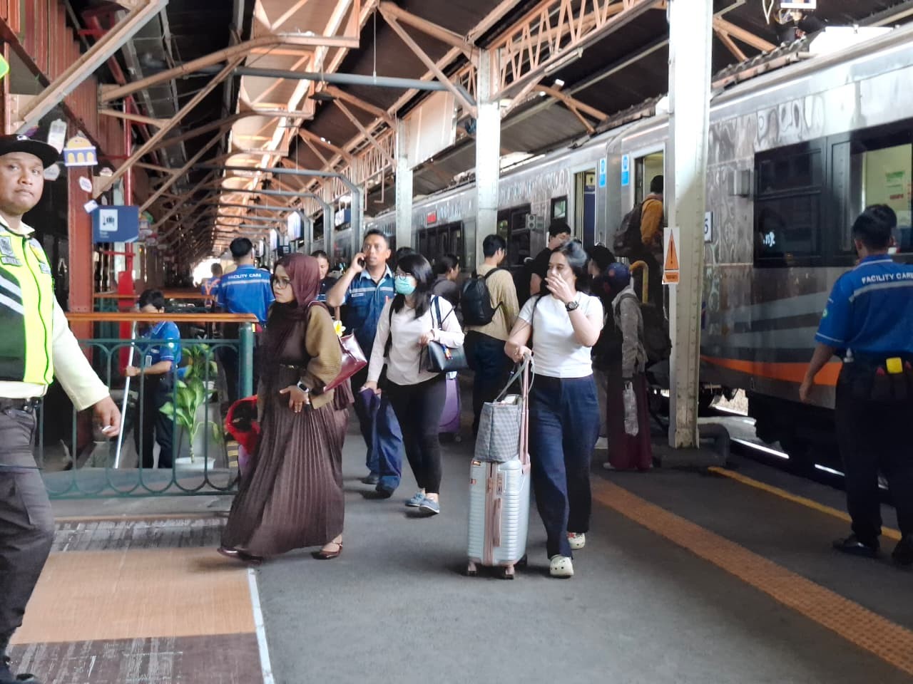 Suasana hari terahir libur lebaran di Stasiu KA Daop 4 Semarang. (dok KAI)