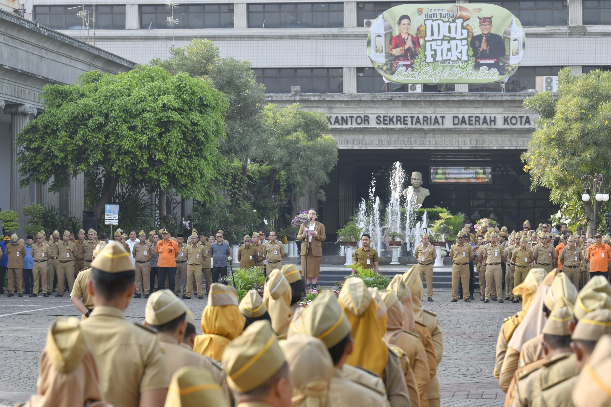 Wali Kota Semarang, Agustina Wilujeng Pramestuti pimpin Apel Pagi Terpusat yang dilanjutkan Halal Bihalal Hari Raya Idul Fitri 1 Syawal 1447 H di Halaman Balaikota Semarang. (dok Pemkot Semarang)