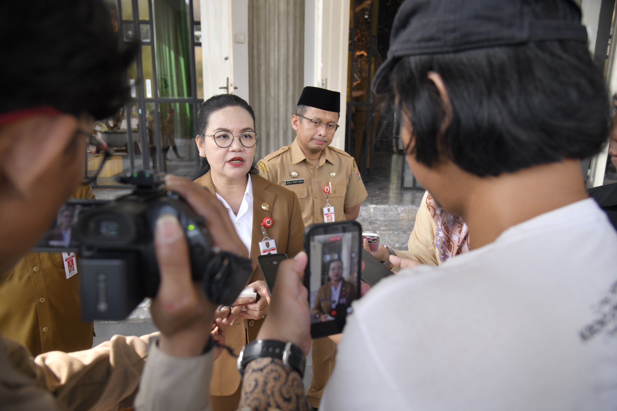 Wali Kota Semarang, Agustina Wilujeng Pramestuti saat di wawancarai. (dok Pemkot Semarang)