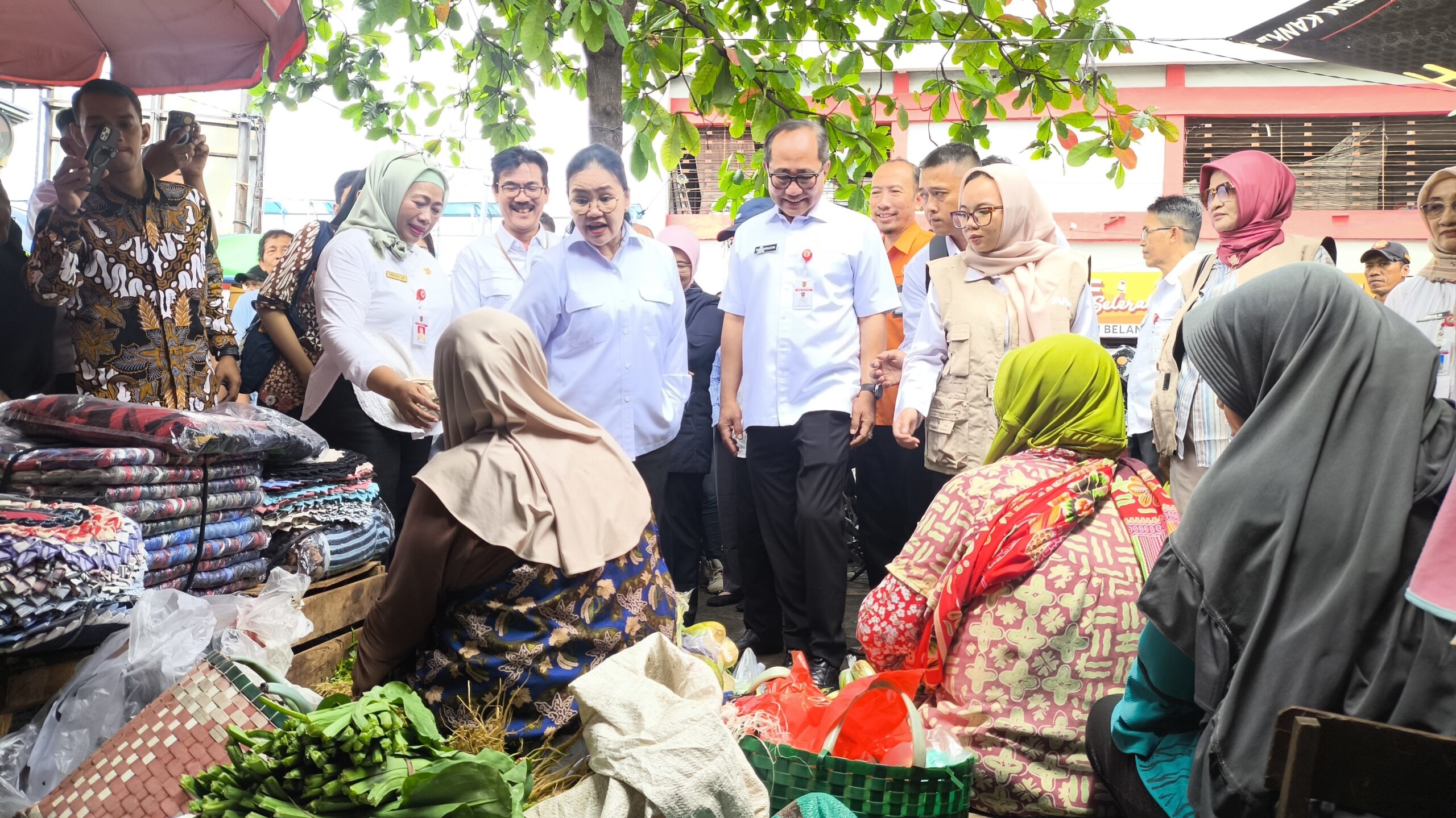 Wali Kota Semarang, Agustina Wilujeng Pramestuti lakukan pemantauan harga Bapokting di Pasar Karangayu. (dok Alan Henry)