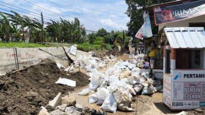Tangul Sungai Plumbon di wilayah RW 1 RT 1 jebol. (dok Alan Henry)