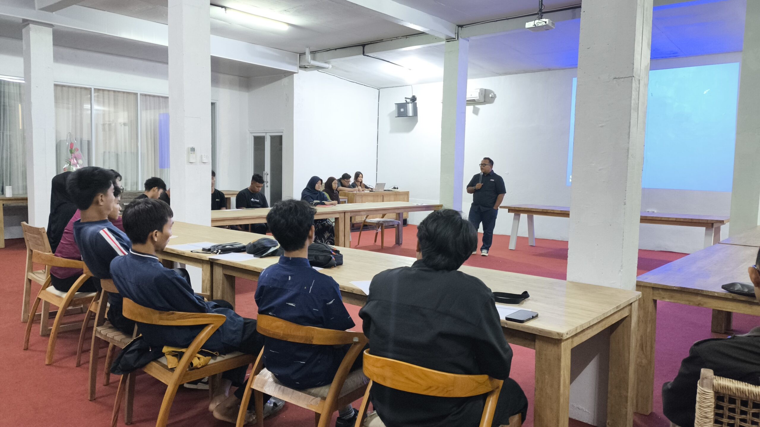 Founder Harmoni Pembaris, Teguh Dwi Setiaji paparkan pelatihan bertajuk "Jeda Juara: Stop Panic, Start Planning! Bongkar Strategi Time Management Ala Pemenang” di Heritage Cafe and Space Kota Semarang. (dok Alan Henry)
