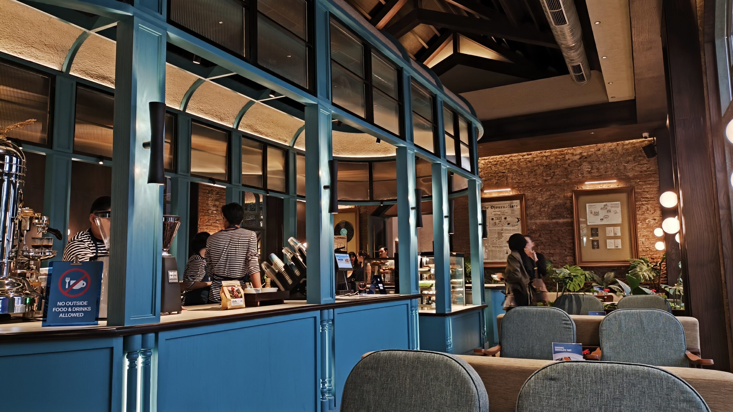 Brand coffee shop lokal Djournal resmi membuka gerai Djournal at Skola Kota Lama Semarang. (dok Alan Henry)