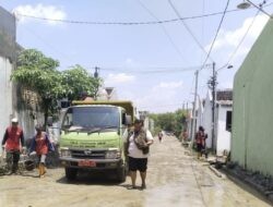 Perkuat Tanggul Dinar Indah dengan Trucuk Bambu, Wali kota Agustina Instruksikan Penanganan Banjir Serentak di Berbagai Titik