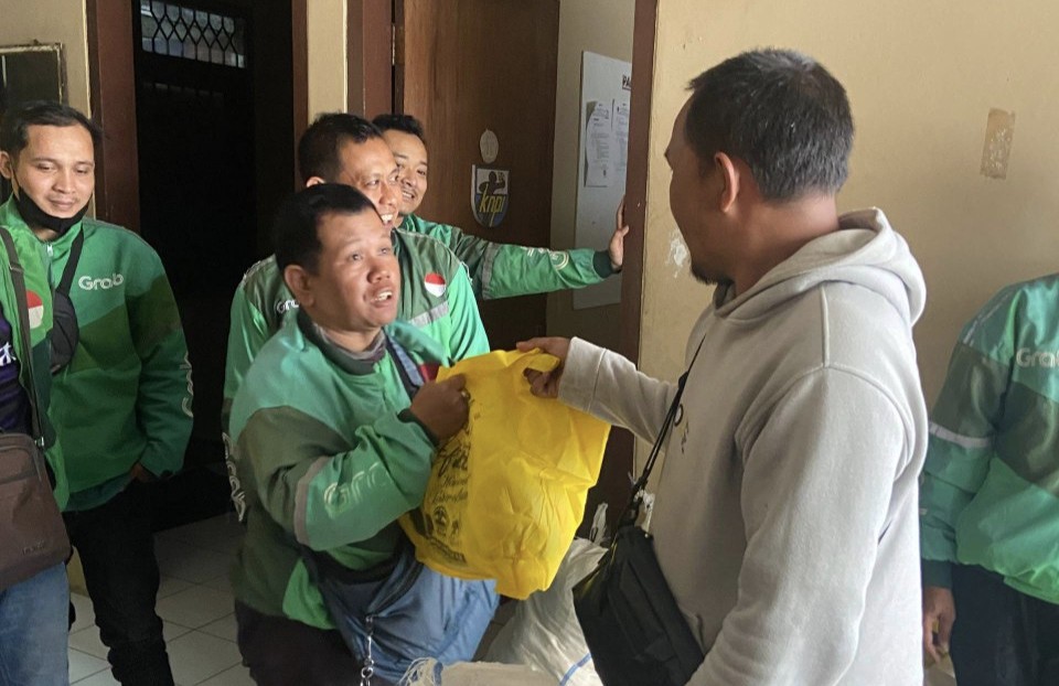 KNPI Banjarnegara bagikan 1.300 Paket Sembako dalam kegiatan bebagai di bulam Ramadan. (dok Istimewa)