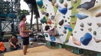 Panjat tebing jadi ide ngabuburit anti mainstream. (dok Istimewa)