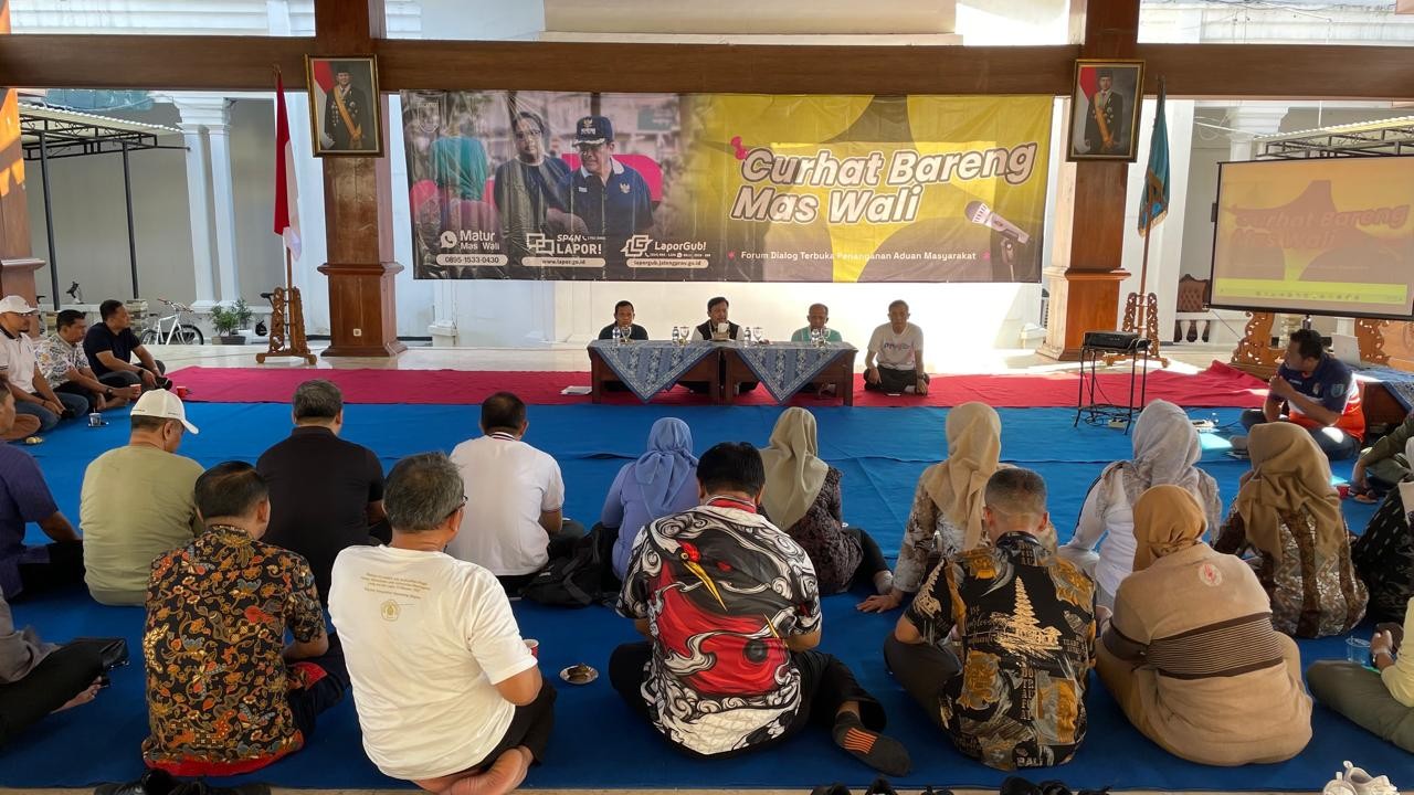 Wali Kota Salatiga, Robby Hernawa menghadiri dialog terbuka bertajuk “Curhat Bareng Mas Wali” yang digelar di Pendopo Pakuwon. (dok Pemkot Salatiga)