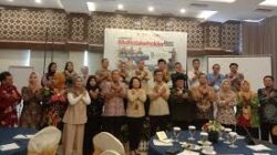 Perwakilan KP2MI, Lakpesdam NU, dan GIZ berfoto bersama PCNU Kabupaten Kendal seusai pembukaan lokakarya. Foto: Firdaus/Lingkar.co