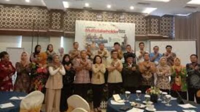 Perwakilan KP2MI, Lakpesdam NU, dan GIZ berfoto bersama PCNU Kabupaten Kendal seusai pembukaan lokakarya. Foto: Firdaus/Lingkar.co