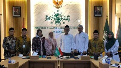 Lesbumi Jateng berfoto berma perwakilan Direktorat Bimais Kemenag RI di ruang rapat PWNU Jateng. Foto: dokumentasi/istimewa