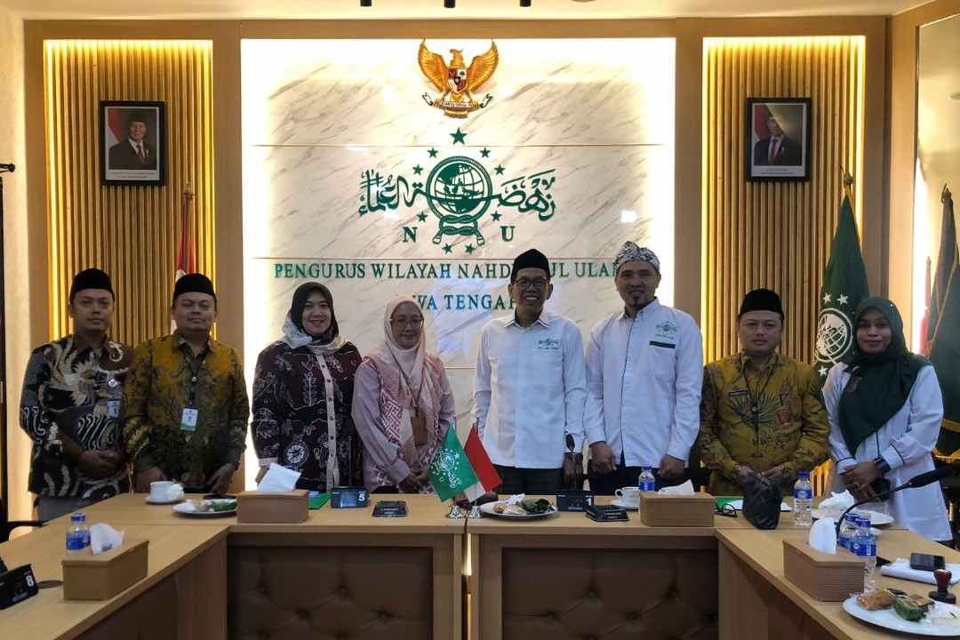 Lesbumi Jateng berfoto berma perwakilan Direktorat Bimais Kemenag RI di ruang rapat PWNU Jateng. Foto: dokumentasi/istimewa