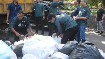 Petugas dan relawan melakukan pembersihan sampah dalam pringatan hari sampah yang dilakukan Pemkab Cirebon. Foto: dokumentasi