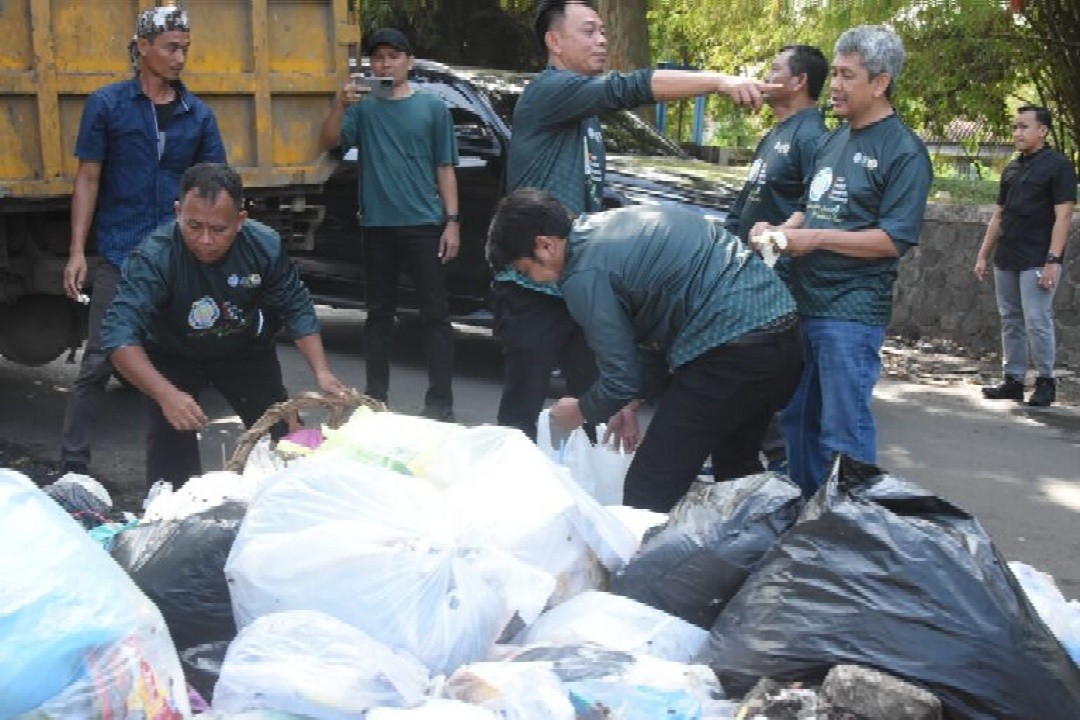 Petugas dan relawan melakukan pembersihan sampah dalam pringatan hari sampah yang dilakukan Pemkab Cirebon. Foto: dokumentasi