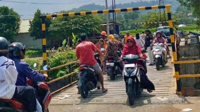Pengendara sepeda motor saat melintas kembali di Jembatan Kalibelo, Kabupaten Batang usai diperbaiki. Foto: dokumentasi/istimewa