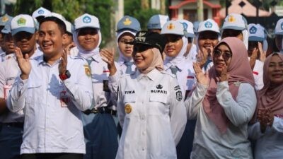 Bupati Kendal Dyah Kartika Permanasari dan Kepala Badan Kesbangpol Kabupaten Kendal saat parade dan tes kesehatan calon paskibraka di GOR Bahurekso. Foto: dokumentasi