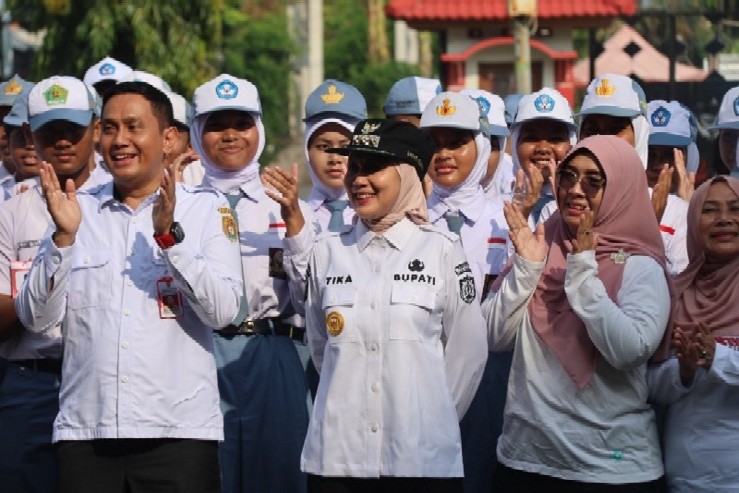 Bupati Kendal Dyah Kartika Permanasari dan Kepala Badan Kesbangpol Kabupaten Kendal saat parade dan tes kesehatan calon paskibraka di GOR Bahurekso. Foto: dokumentasi