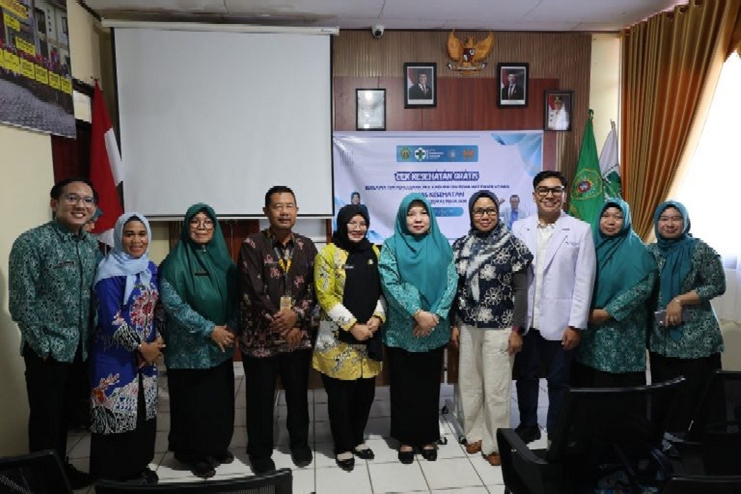 Ketua TP PKK Kabupaten Penajam Paser Utara beserta jajaran dan Sekretaris Dinas Kesehatan berfoto bersama disela CKG. Foto: dokumentasi