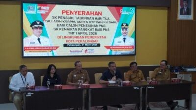Penyerahan SK pensiun 11 ASN dan 2 SK kenaikan pangkat Pemkot Pekalongan di ruang Buketan, Kantor Sekretariat Daerah setempat, Selasa (31/3/2026). Foto: dokumentasi