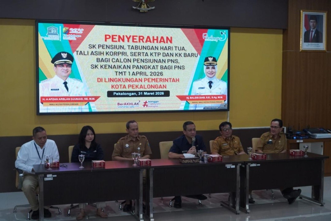 Penyerahan SK pensiun 11 ASN dan 2 SK kenaikan pangkat Pemkot Pekalongan di ruang Buketan, Kantor Sekretariat Daerah setempat, Selasa (31/3/2026). Foto: dokumentasi