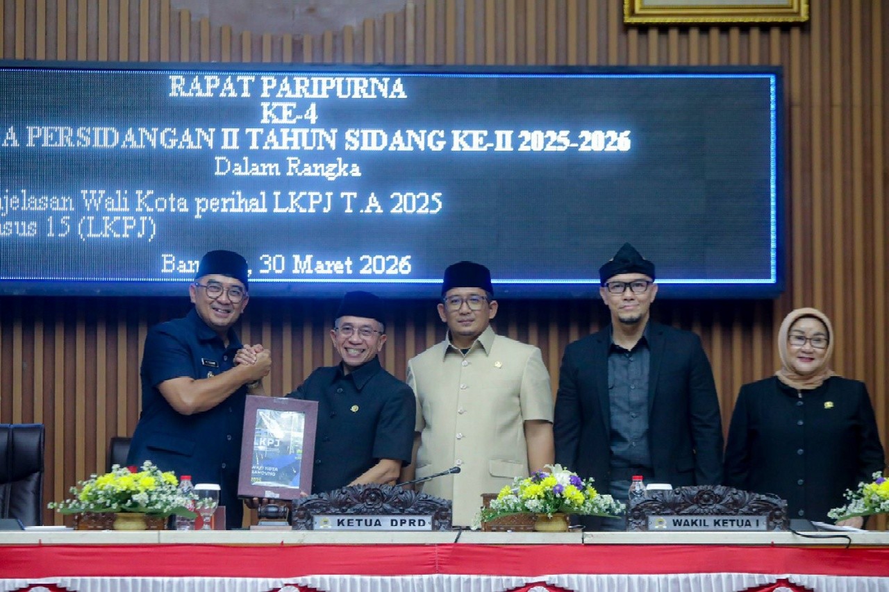 Wali Kota Bandung Muhammad Farhan berfoto bersama para pimpinan DPRD seusai memaparkan LKPJ Tahun Anggaran 2025 dalam Rapat Paripurna DPRD Kota Bandung. Foto: dokumentasi