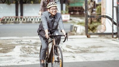 Ketua DPRD Kabupaten Kendal Mahfud Sodiq bersepeda menuju ke kantor. Foto: dokumentasi/istimewa