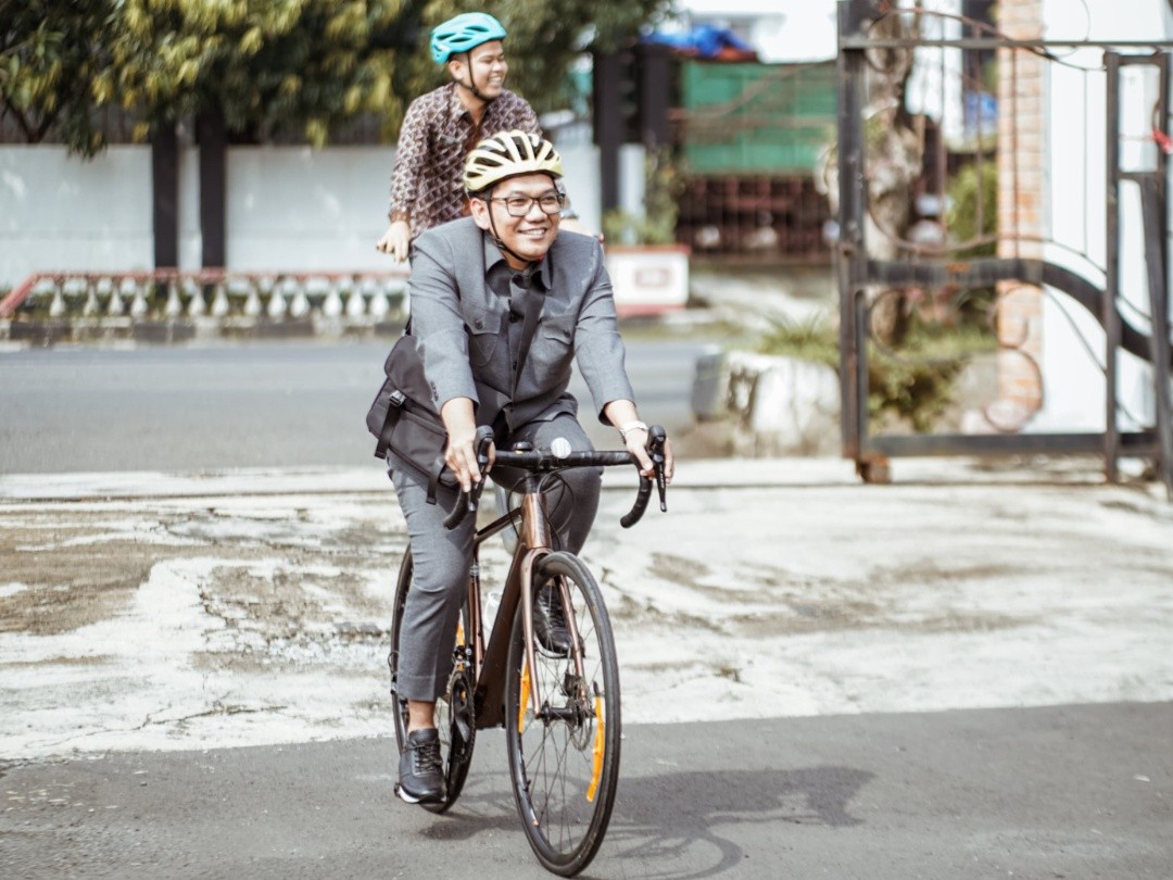 Ketua DPRD Kabupaten Kendal Mahfud Sodiq bersepeda menuju ke kantor. Foto: dokumentasi/istimewa