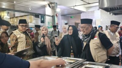 Anggota DPD RI dari berbagai provinsi saat meninjau salah satu dapur penyedia layanan katering jemaah haji tahun 2026 di Madinah . Foto: dokumentasi