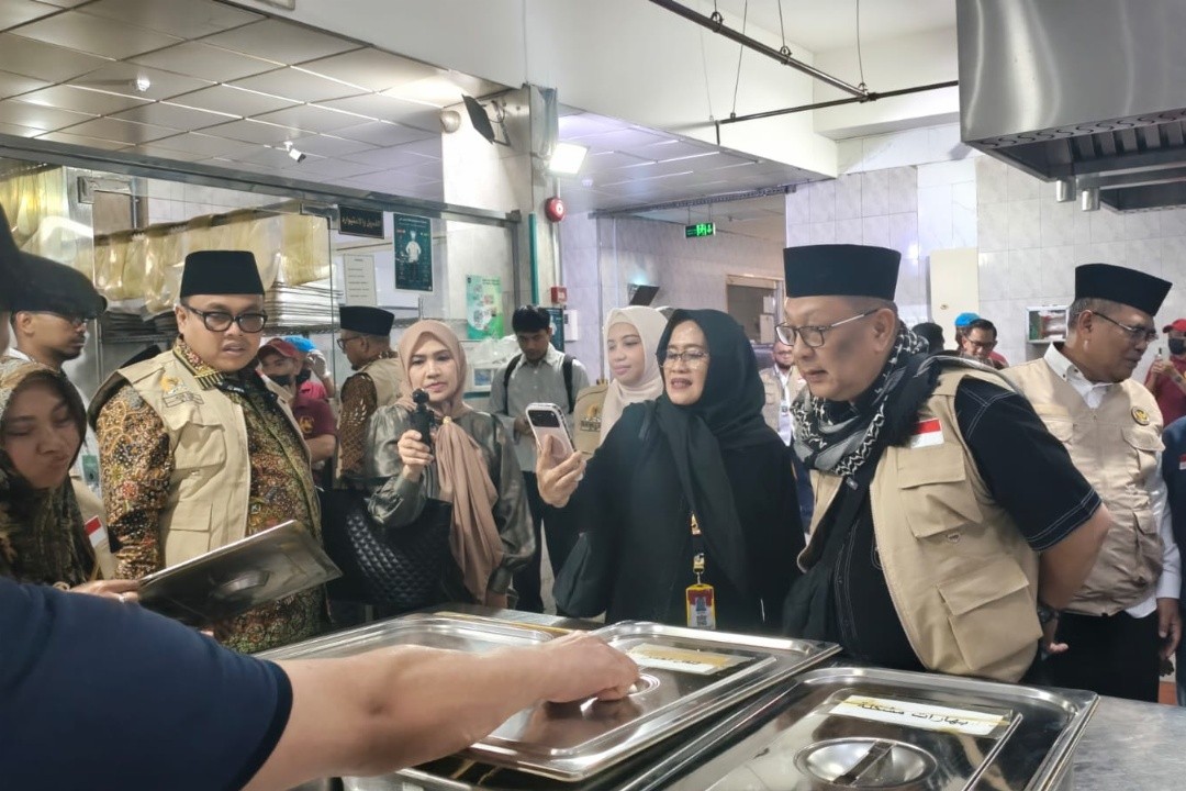 Anggota DPD RI dari berbagai provinsi saat meninjau salah satu dapur penyedia layanan katering jemaah haji tahun 2026 di Madinah . Foto: dokumentasi