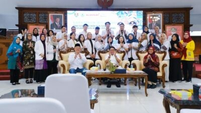 Wali Kota, Wakil Wali Kota dan Kepala Dinas Kesehatan Kota Magelang berfoto bersama para dokter magang seusai sarasehan di Pendopo Pengabdian, Kabupaten Magelang, Jawa Tengah Jumat (10/4/2026).