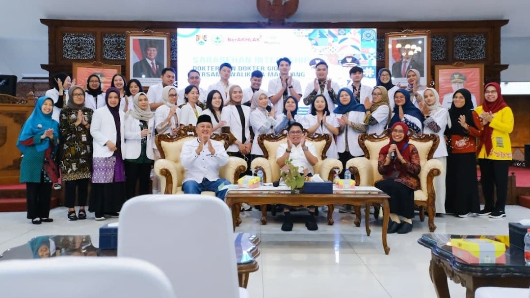 Wali Kota, Wakil Wali Kota dan Kepala Dinas Kesehatan Kota Magelang berfoto bersama para dokter magang seusai sarasehan di Pendopo Pengabdian, Kabupaten Magelang, Jawa Tengah Jumat (10/4/2026).