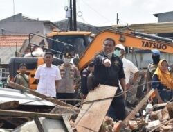 Pemkot Surabaya Robohkan Bangunan Liar di Kawasan Pasar Simorejo