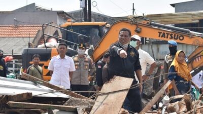 Satpol PP Kota Surabaya melakukan penertiban bangunan liar di kawasan pasar Foto: dokumentasi/istimewa