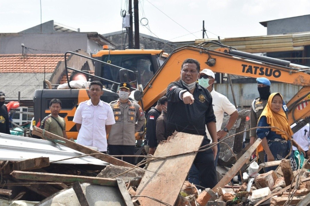 Satpol PP Kota Surabaya melakukan penertiban bangunan liar di kawasan pasar Foto: dokumentasi/istimewa