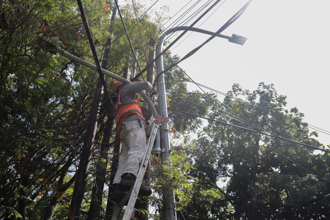 Petugas Dishub Kota Bandung saat memasang lampu penerangan jalan di kawasan Taman Lalu Lintas Kota Bandung. Foto: dokumentasi/istimewa