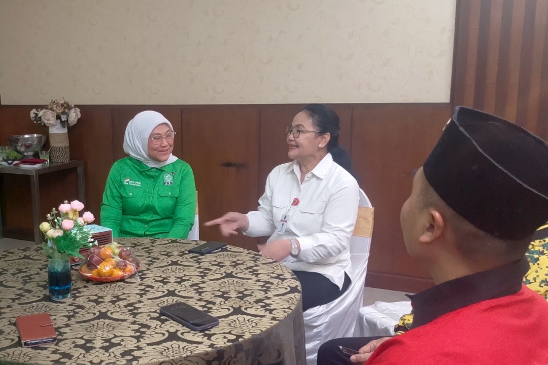 Wali Kota Semarang Agustina Wilujeng Pramestuti saat berbincang santai dengan Waketum DPP PKB, Ida Fauziah di ruang transit Muscab PKB Kota Semarang. Foto: Rifqi/Lingkar.co