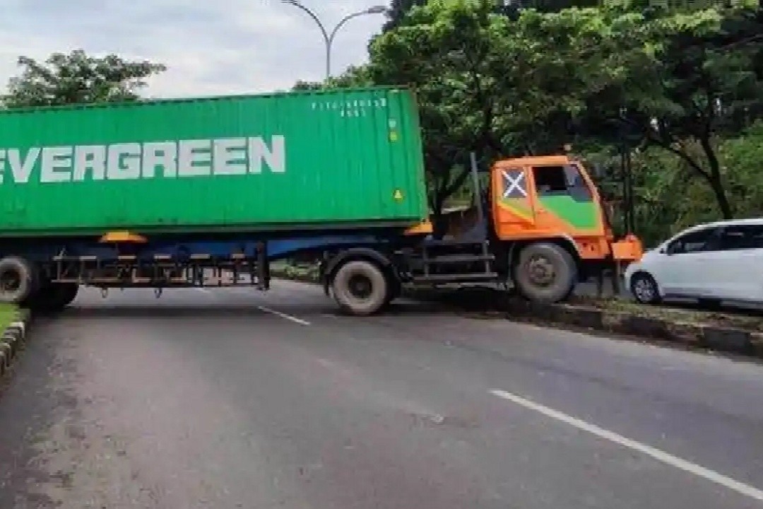 Kecelakaan di tanjakan Silayur Ngaliyan Semarang. Foto: istimewa