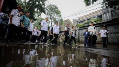 Wali Kota Bandung Muhammad Farhan saat mengecek drainase. Foto: dokumentasi