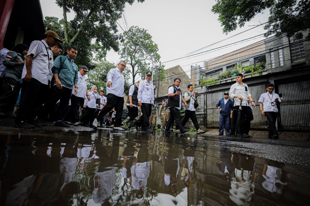 Wali Kota Bandung Muhammad Farhan saat mengecek drainase. Foto: dokumentasi