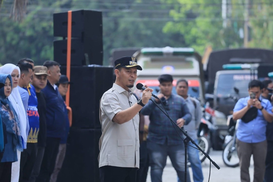 Wali Kota Agung saat memberikan arahan di Kantor Satpol PP Pekanbaru, Riau. Foto: dokumentasi