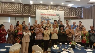 Perwakilan KP2MI, Lakpesdam NU, dan GIZ berfoto bersama PCNU Kabupaten Kendal seusai pembukaan lokakarya. Foto: Firdaus/Lingkar.co