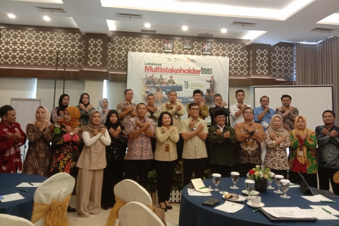 Perwakilan KP2MI, Lakpesdam NU, dan GIZ berfoto bersama PCNU Kabupaten Kendal seusai pembukaan lokakarya. Foto: Firdaus/Lingkar.co