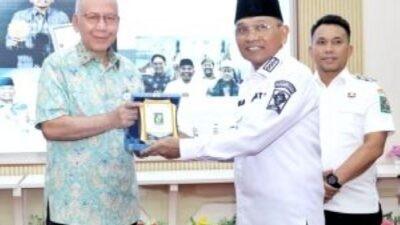Bupati Simalungun memberikan cendramata kepada Gubernur Sumatra Utara yang diterima Sekda Armand Efendy Pohan.Foto: dokumentasi