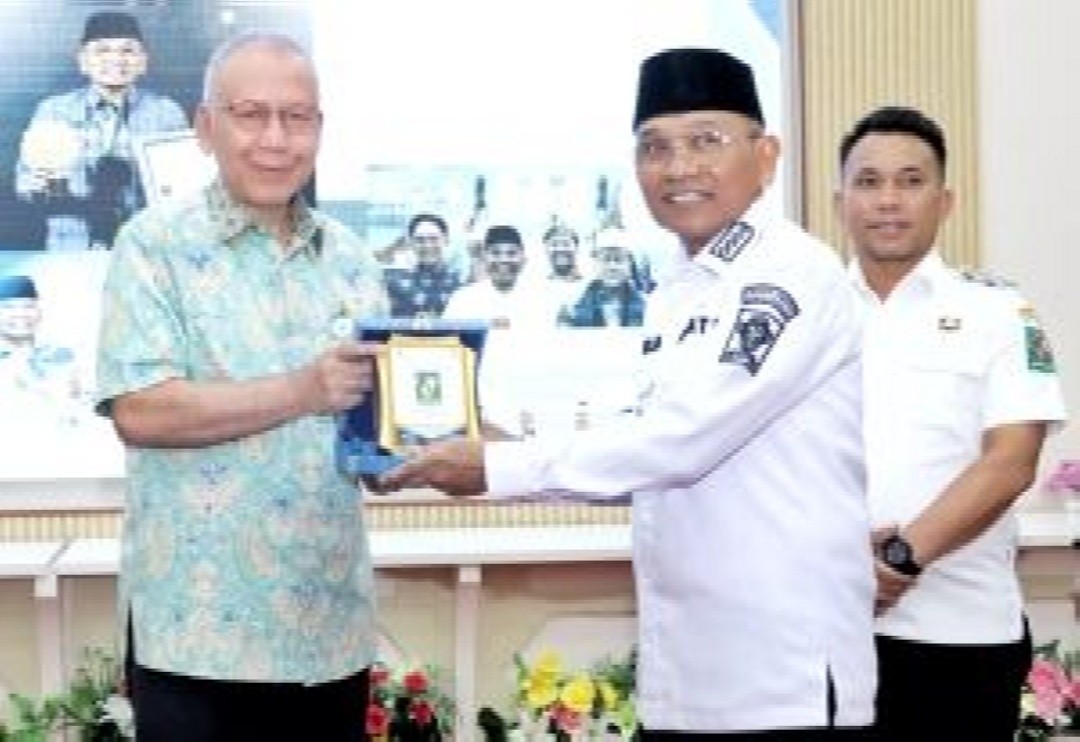 Bupati Simalungun memberikan cendramata kepada Gubernur Sumatra Utara yang diterima Sekda Armand Efendy Pohan.Foto: dokumentasi